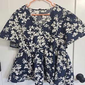 Bloomchic Top Blue with white flowers